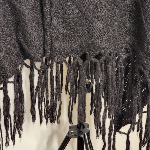 David&Young Cowl-Fringe Black Shawl - Picture 3 of 3